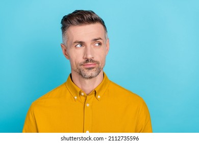 Retrato de hombre de mente atractiva copiar espacio en blanco pensando demasiado decidir aislado sobre fondo de color azul brillante