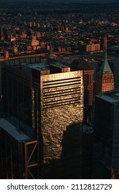 Atardecer en Nueva York, vista desde arriba. Increíble luz solar sobre Manhattan y el río Hudson durante una puesta de sol, imágenes tomadas desde el edificio más alto de la ciudad. Impresionante arquitectura. Hito de América