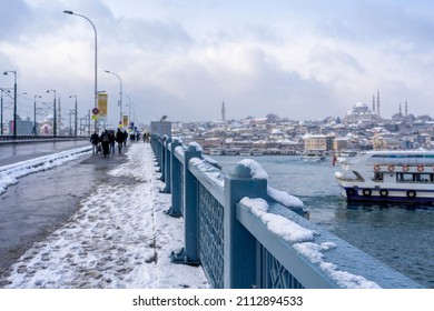 Puente Galata en un día de invierno cubierto de nieve en Estambul, Turquía.