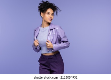 người phụ nữ Mỹ gốc Phi hợp thời trang trong chiếc áo khoác da bị cô lập trên nền màu tím