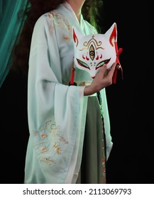 Người phụ nữ mặc kimono, hanfu và mặt nạ cáo. Khái niệm truyền thống của Nhật Bản, Trung Quốc. Kitsune