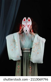 Người phụ nữ mặc kimono, hanfu và mặt nạ cáo. Khái niệm truyền thống của Nhật Bản, Trung Quốc. Kitsune