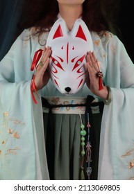 Người phụ nữ mặc kimono, hanfu và mặt nạ cáo. Khái niệm truyền thống của Nhật Bản, Trung Quốc. Kitsune