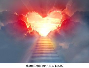 Stairway to Heaven.Stairs im Himmel. Konzept mit Sonne und Wolken. Religionshintergrund. Roter herzförmiger Himmel bei Sonnenuntergang. Liebeshintergrund mit Kopienraum.