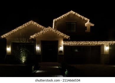 Luces de la noche de Navidad que decoran la casa