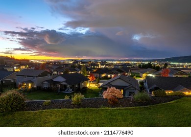 Sonnenuntergang am Abend Blick über Spokane und Spokane Valley von einem Hügel in Liberty Lake, Washington, USA