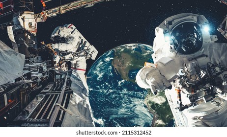 宇宙飛行士の宇宙飛行士は、宇宙ステーションでの宇宙飛行任務のために宇宙遊泳を行います。宇宙飛行士は、操作のために完全な宇宙服を着用します。NASA の宇宙飛行士の写真から提供されたこのイメージの要素。