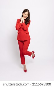 白い背景に赤いスーツを着たカジュアルな陽気なアジアのビジネスウーマンの完全な長さのポートレート、楽しいコンセプトを持つ美しい女の子