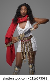 Mujer guerrera romana africana con pelos ondulados y gladius