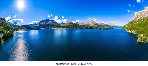 Panorama eines Bergsees. Flusssee unter Sommerhimmellandschaften