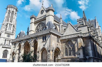 Nhà thờ cổ kính Saint-Germain-l'Auxerrois ở Paris, Pháp vào một buổi sáng đầy nắng