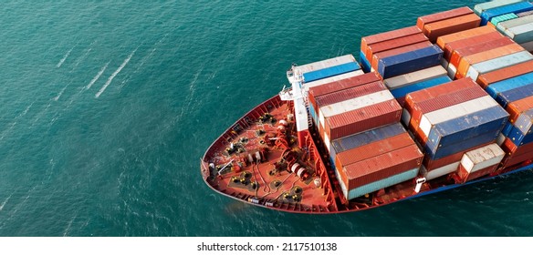 ウェビナー バナー、コンテナーを運ぶ貨物船の空中側面図と、貨物ヤード ポートからカスタム オーシャン コンセプト技術輸送、通関手続きまでの輸出品を実行します。フォワーダー
