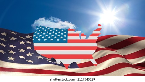 Digitalt sammensat billede af usa-kort med stribet mønster, stjerneformer over amerikansk flag og himmel. præsidentens dag, amerikansk flag, amerikansk kultur, sol, lys, patriotisme og politik.
