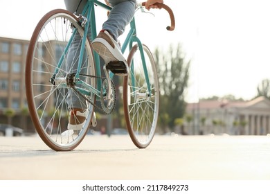 若者, 乗馬の自転車, 上に, 都市広場, クローズアップ