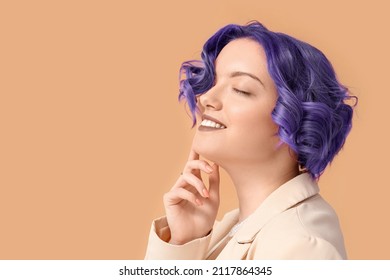 Mooie jonge vrouw met violet haar op gekleurde achtergrond. Very Peri - kleur van het jaar 2022