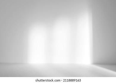 製品プレゼンテーションの抽象的な白いスタジオ背景。アーチ窓の影のある空の部屋。コピー スペースを持つ 3 d の部屋。夏のコンサート。ぼやけた背景。
