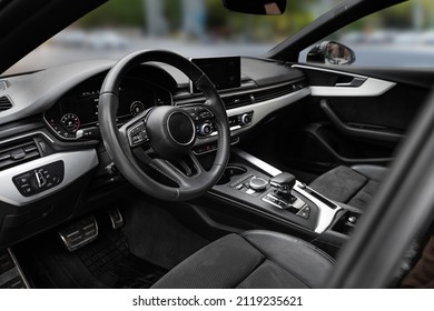Coche premium de primer plano del volante. Interior de cuero de un automóvil de clase ejecutiva. foto de alta calidad