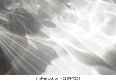 抽象的な水のテクスチャ オーバーレイ効果、白い背景、モックアップ、背景に水からの光の虹の反射と光線影オーバーレイ効果