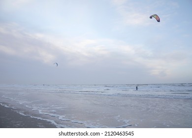 Nordseeküste, Skateboarder macht sich bereit, die Wellen zu reiten, Strand von Bloemendaal, Niederlande