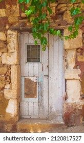 Roussillon, Vaucluse - Frankrijk - 11 juli 2021: Oude blauwe houten deur.