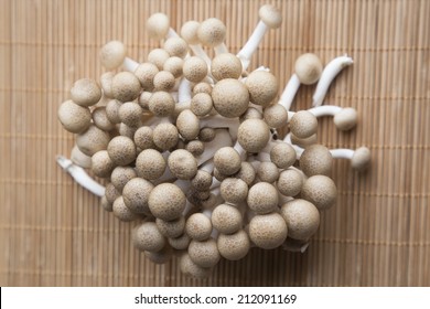 Enoki gomba bambusz szőnyegen