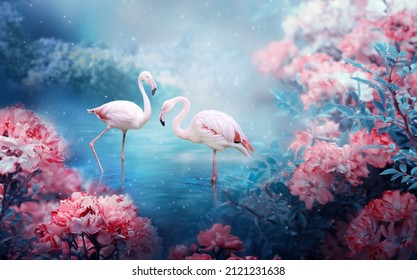 湖に立つ2羽のフラミンゴのカップル、幻想的な魔法の魅惑的なおとぎ話の風景、優美な鳥のペア、夜の神秘的な青の背景にピンクのバラの花畑を咲かせるおとぎ話。