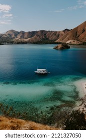青緑色の海、白い砂浜、山々を背景に見下ろす、インドネシアのコモド諸島の熱帯の風景の静かな風景