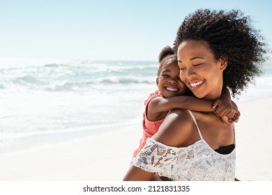コピー スペースとビーチで楽しんでいる若い黒人の母と美しい娘の笑みを浮かべてください。海辺でかわいい女の子におんぶを与える幸せな妹の肖像画。彼女のお母さんを抱きしめる素敵な子供