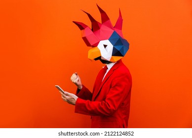 Người đàn ông tuyệt vời đeo mặt nạ origami 3d với quần áo màu thời trang - Ý tưởng sáng tạo cho quảng cáo, mặt nạ đầu động vật làm những điều vui nhộn trên nền đầy màu sắc