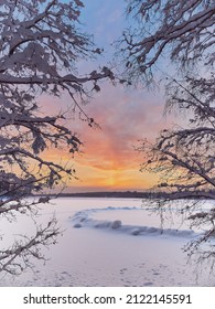 フィンランドのトゥースラ湖の近くの冬の夕日: 海岸、楕円形の氷の上の雪、北ヨーロッパの自然、フレーム。