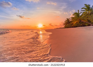 Fantastische Nahaufnahme von ruhigen Meerwasserwellen mit orangefarbenem Sonnenaufgang und Sonnenuntergang. Tropische Inselstrandlandschaft, exotische Küstenküste. Sommerferien, Urlaub erstaunliche Naturlandschaft. Entspannen Sie sich im Paradies