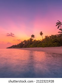 Fantastische close-upmening van kalme zeewatergolven met oranje zonsopgangzonsondergangzonlicht. Tropisch eiland strand landschap, exotische kust kust. Zomervakantie, vakantie geweldige natuur schilderachtige. Ontspan paradijs