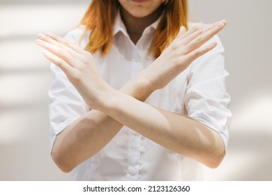 adolescente da geração Z com os braços cruzados no peito demonstra o símbolo Break The Bias do dia internacional da mulher, princípios do feminismo, igualdade de gênero e apoio