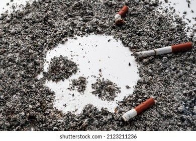 Gambar bergaya tengkorak terisolasi di atas putih. Tengkorak dari abu tembakau dengan rokok. Konsep: Bahaya rokok; Krenie - bahaya; Tembakau adalah kematian.