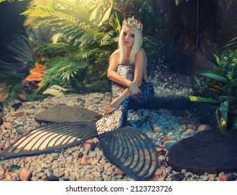 Fantasy girl with fish 2K wallpaper download