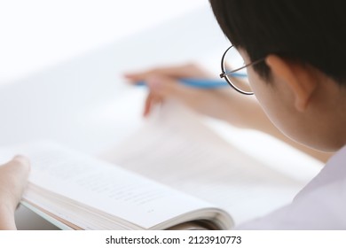 賢くてかわいい学生の正しい勉強態度は、本を読んで勉強に集中することです。