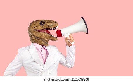 恐竜のマスクをかぶった男性がメガホンで叫び、横顔のスタジオポートレートを表示します。スーツを着た面白い人間の恐竜は、新製品、ショッピング イベント、パーティーへの招待を促進します。動物の権利のために戦う恐ろしいモンスター