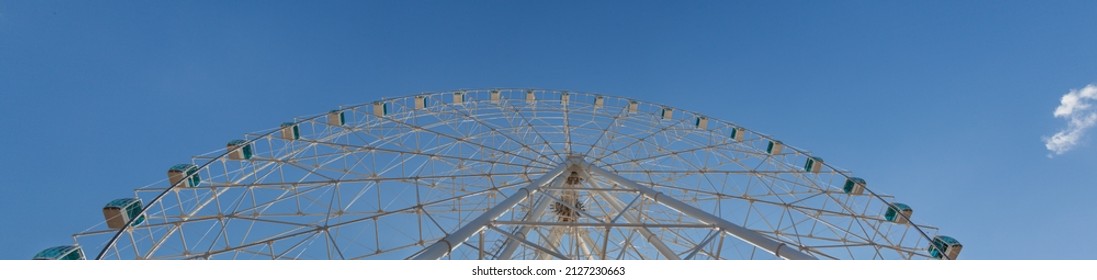 Een panoramisch uitzicht op een reuzenrad in Yup ster Foz