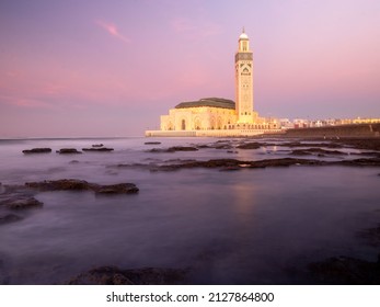 Casablanca, Marokko - 18 januari, 2018: de Hassan Ii-moskee in de nacht. De grootste moskee van Marokko en een van de mooiste. de 13e grootste ter wereld. Geschoten na zonsondergang op het blauwe uur