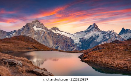 Bachalp Gölü'nün (Bachalpsee) İsviçre'deki muhteşem akşam manzarası. İsviçre Alpleri, Grindelwald, Bernese Oberland, Avrupa'da muhteşem sonbahar gün batımı. Doğanın güzelliği konsepti arka planı.