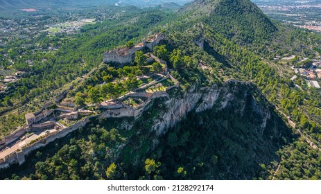 Ảnh chụp từ máy bay không người lái đến lâu đài cổ kính nổi tiếng Xativa trên bối cảnh thung lũng núi một ngày hè đầy nắng. Xativa, Valencia, Tây Ban Nha, Châu Âu (Hàng loạt)