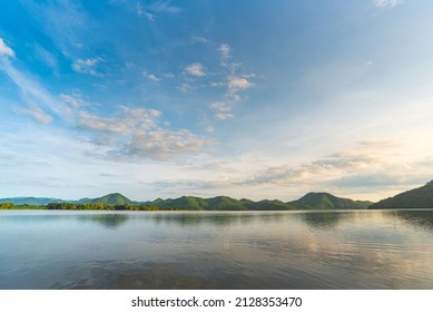 Berglandschaft, malerischer Bergsee am Sommermorgen, Schönheit des Naturkonzepthintergrundes. See und Berg im Hintergrund morgens. Naturlandschaft in Thailand.