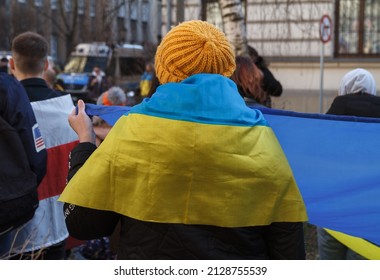 Mädchen mit ukrainischer Flagge während einer Demonstration gegen einen Krieg und eine russische Invasion in der Ukraine. Wladimir Putin Russischer Angriff auf Ukraine-Protest, ukrainische Manifestation.