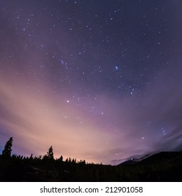 Cielo nocturno sobre el volcán Teide y el volcán Pico Viejo en Tenerife