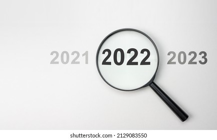 2022 bên trong của kính lúp trên nền trắng để tập trung vào tình hình hiện tại, khái niệm tư duy tích cực suy nghĩ. 2022 hiện tại tiêu điểm. 2021 2022 2023