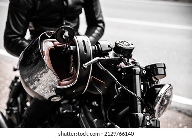 ハンドルバーにヘルメットをかぶったバイクチョッパー