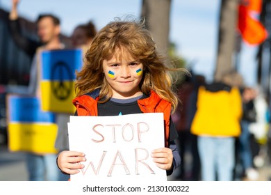Kindjongen met affiche met banner van het conflict van Rusland, militair protest. Amerika staat naast Oekraïne. Kind met bericht Stop oorlog. Geen oorlog met Oekraïne.