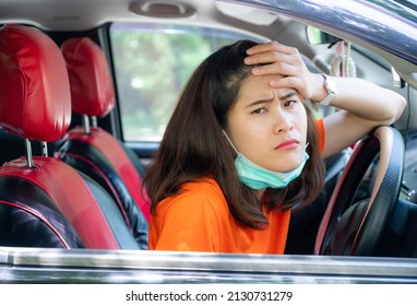 車の運転中に頭痛とめまいがするアジアの若い女性。めまいは、気絶、ふらつき、脱力感、ふらつきなど、さまざまな感覚を表すために使用される用語です。