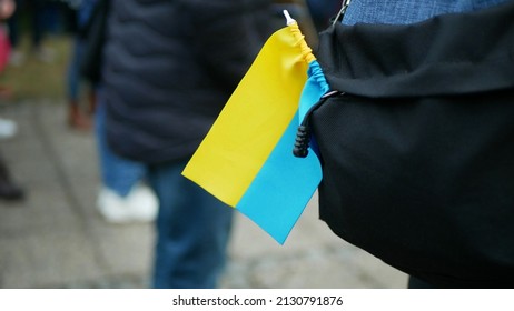 Demonstranten gegen russischen Militärangriff Krieg Russland auf die Ukraine Flagge Menge Protest Aktivist Politiker Ukrainer, Aktivisten helfen, Regierung Wladimir Putin Politik, Aktivismus