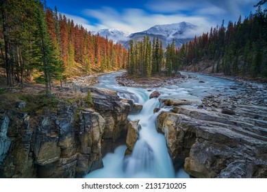 Die Sunwapta Falls sind zwei Wasserfälle des Sunwapta River im Jasper National Park, Alberta, Kanada.